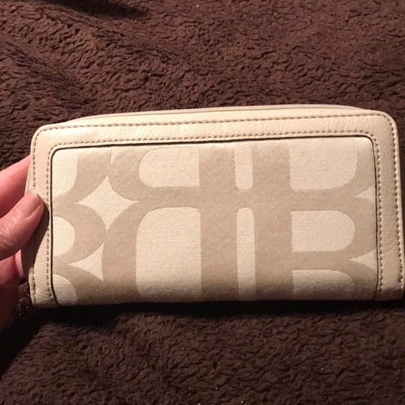 🌞3/$25 NWOT Dana Buchanan wallet - Picture 2 of 4